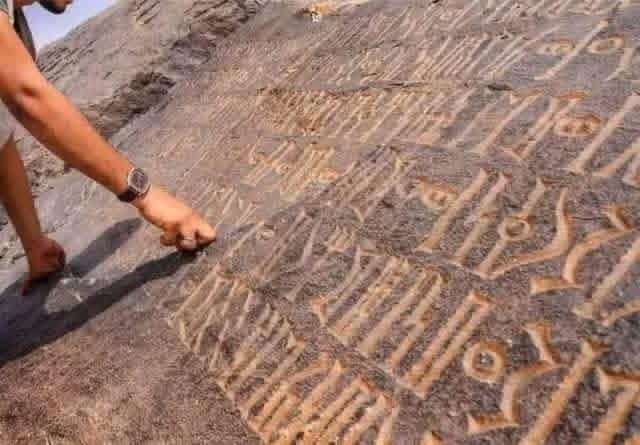 القلم العربي الأول : "خط المسند" وكيف تعلمت مصر والشام والعراق والحجار من حمير.